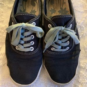 City sneaks size 8 sneakers